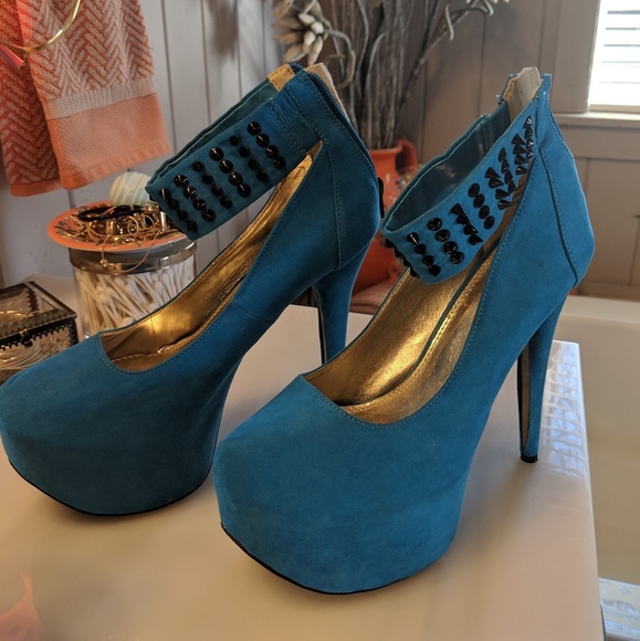 Studded Platform heels - Picture 1 of 5